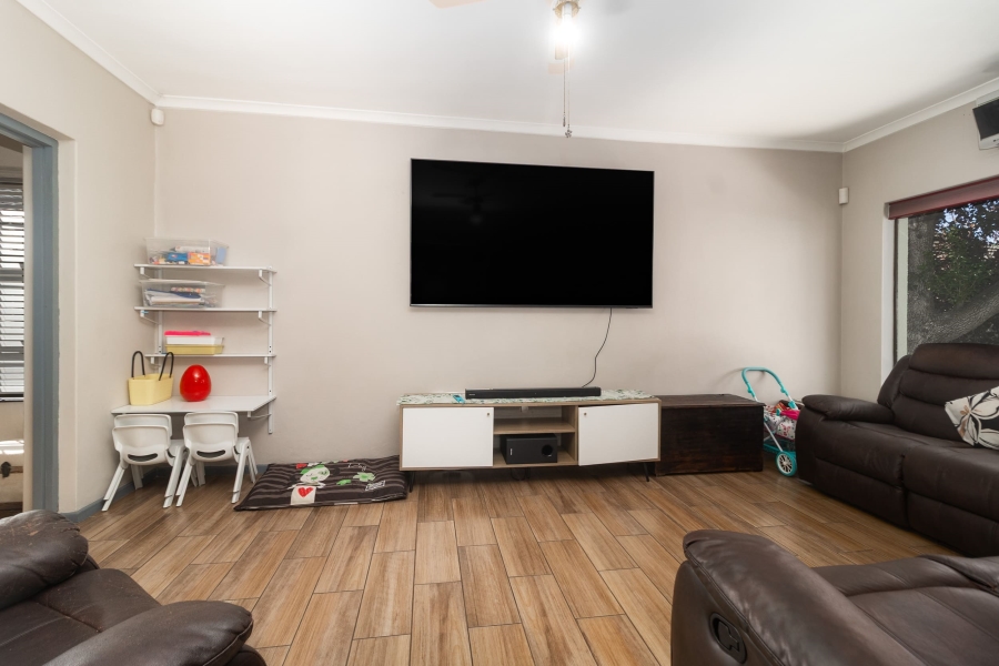 5 Bedroom Property for Sale in La Rochelle Western Cape